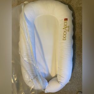 Dockatot Deluxe in Pristine White, EUC